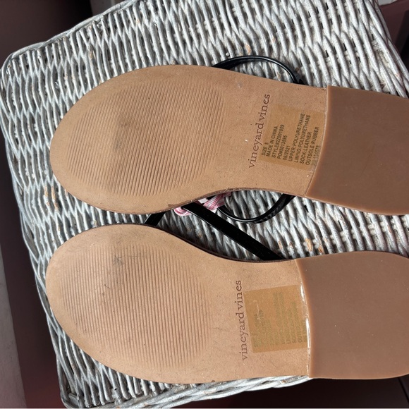Vineyard Vines Black Skinny Strap Patent Leather Flip Flops 🐳 - Picture 5 of 5